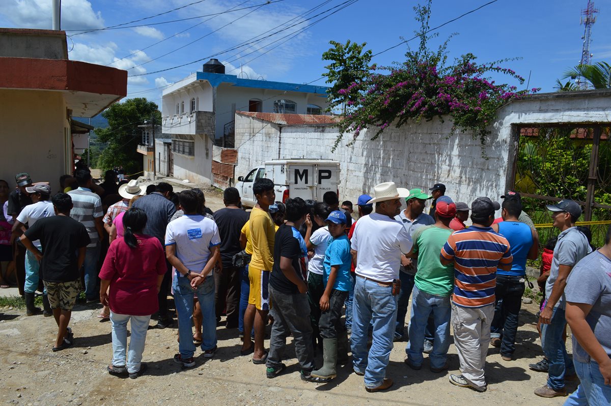 Testigos aseguraron que tres sujetos ingresaron armados al inmueble.(Foto Prensa Libre: Mario Morales)