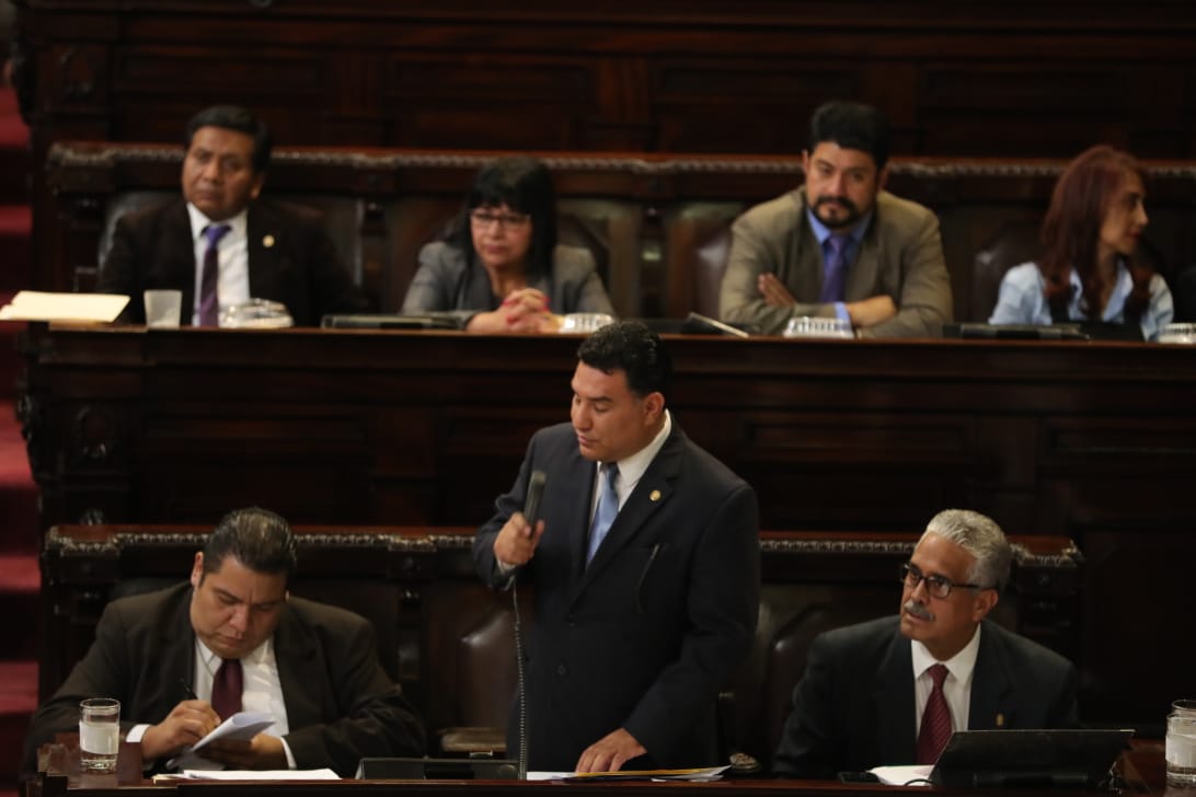 Diputados preguntaron sobre uso de helicóptero y contrataciones al ministro de Ambiente, Alfonso Alonzo. (Foto Prensa Libre: Estuardo Paredes)