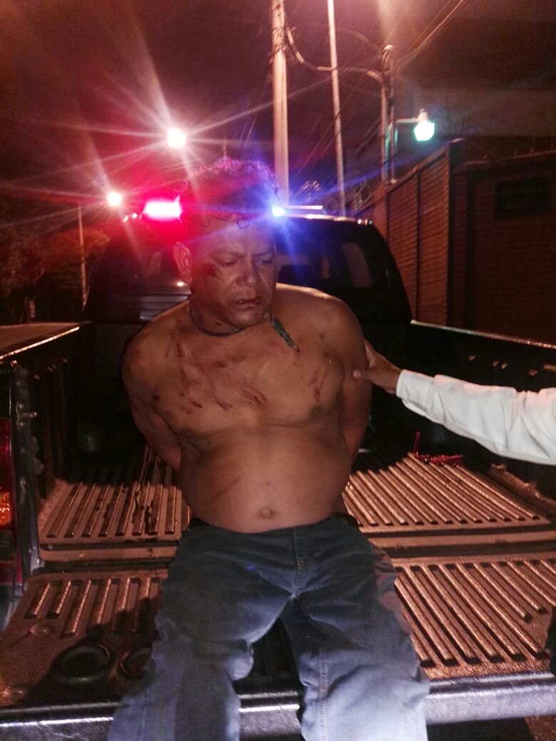 Presunto violador se libra de ser linchado por turba en colonia Ciudad Satélite, zona 9 de Mixco. (Foto Prensa Libre: Muni Mixco)