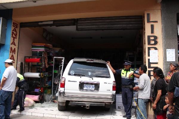un agente      resguarda  el vehículo  empotrado.