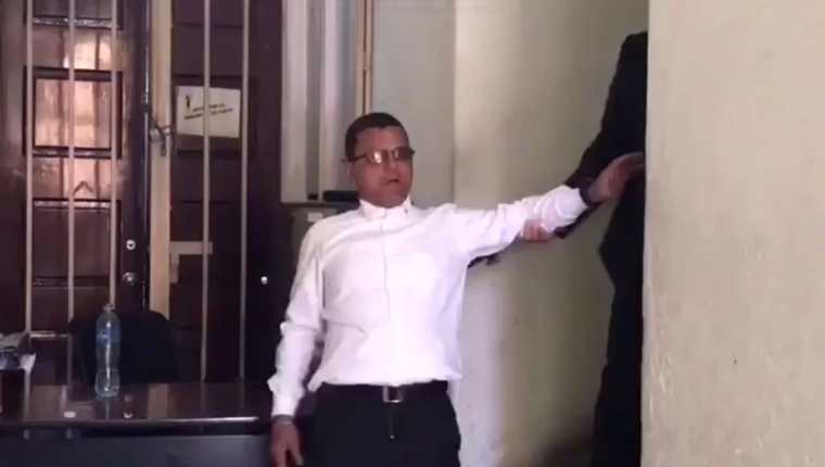 Empleado de seguridad del Congreso es grabado ebrio en su lugar de trabajo. (Foto Prensa Libre: Video José Castro)