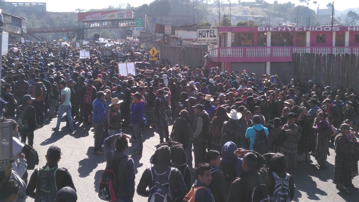 Protestas impiden paso en cuatro puntos de la ruta Interamericana. (Foto Prensa Libre: Ángel Julajuj).