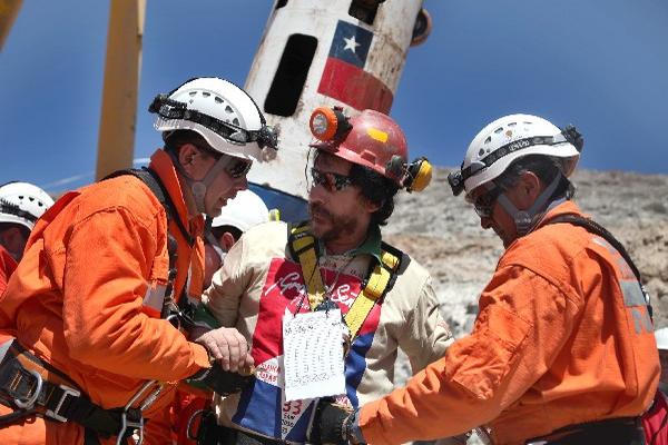 Víctor Segovia Rojas, se convirtió hoy en el minero número 25 en ser rescatado, fue quien escribió todo lo que ocurría en el interior de la mina San José. (AP)