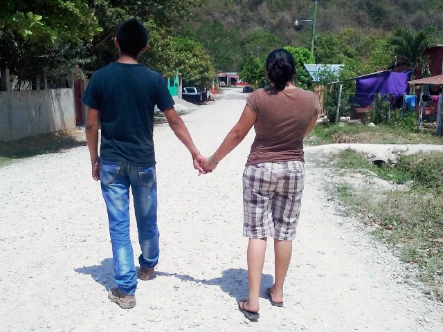 Un alto porcentaje de adolescentes menores de 19 años se unen o contraen matrimonio, en Petén. Inserto, presentan informe.