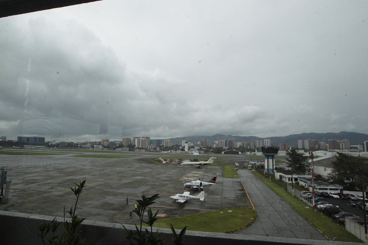 Baches en la pista del Aeropuerto La Aurora son parte de los pendientes a resolver. (Foto Prensa Libre: Hemeroteca PL)