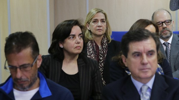 <span class="hps">La Infanta Crisitna escucha junto 16 acusados los cargos en el histórico juicio. (Foto Prensa Libre: AFP).</span>