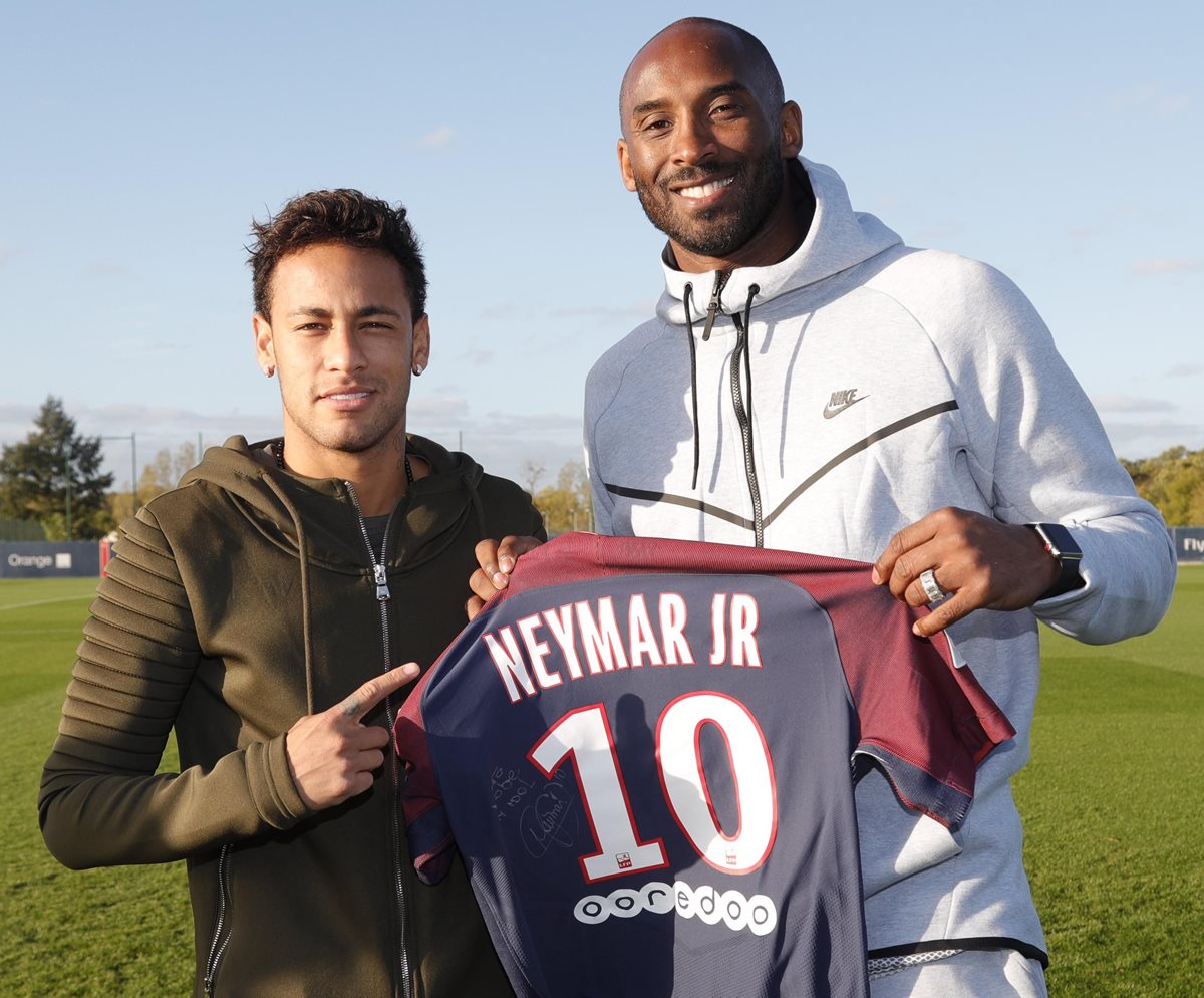 Fotografía del exjugador de baloncesto Kobe Bryant (d), estrella de la NBA, durante su visita hoy a las instalaciones del París Saint-Germain, junto a Neymar. (Foto Prensa Libre: cortesía PSG)