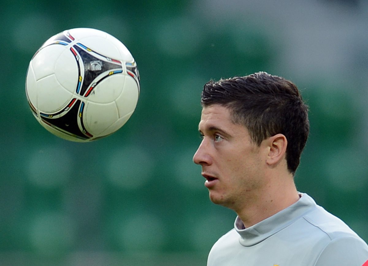 El delantero polaco y delantero del Bayer de Múnich, Robert Lewandowski, encabeza el listado de los convocados a la Eurocopa. (Foto Prensa Libre: AFP)
