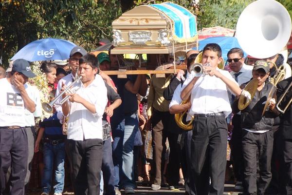 Durante la madrugada saqueadores robaron dos bolsas con ropa del ex juez de paz. (Foto Prensa Libre: Óscar Figueroa)