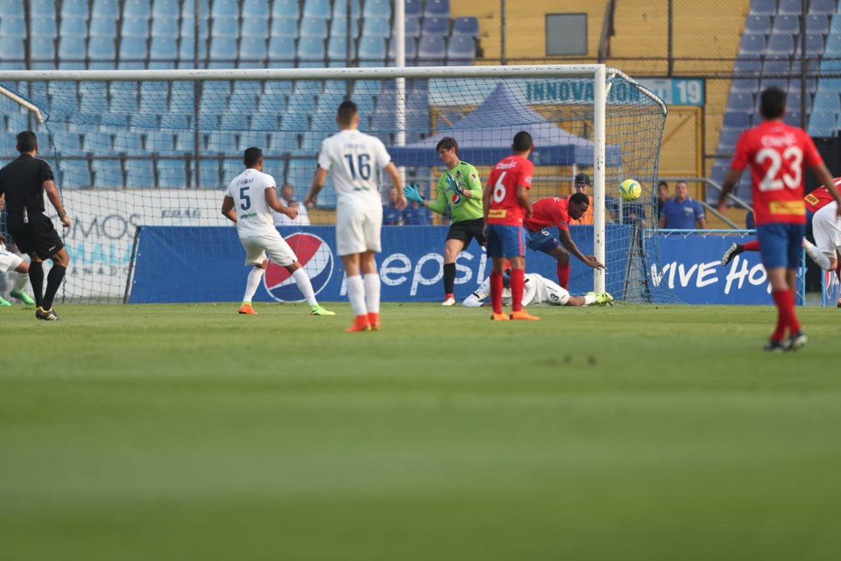 Los albos llevaron bastante peligro a la portería roja en el primer tiempo. (Foto Prensa Libre: Francisco Sánchez)