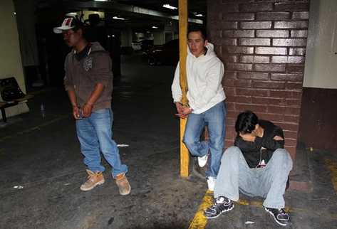 Los tres detenidos son sospechosos de asaltar a personas en la zona 1. (Foto Prensa Libre: PNC)
