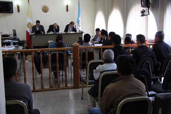 Autoridades comunales  son enjuiciadas en el Tribunal  de Sentencia Penal de Totonicapán por el linchamiento de un hombre. (Foto Prensa Libre: Edgar Domínguez)