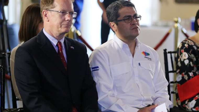 El presidente hondureño, Juan Orlando Hernández (d), junto al embajador de Estados Unidos acreditado en Honduras, James Nealon (i), durante una actividad pública. (Foto Prensa Libre: EFE).