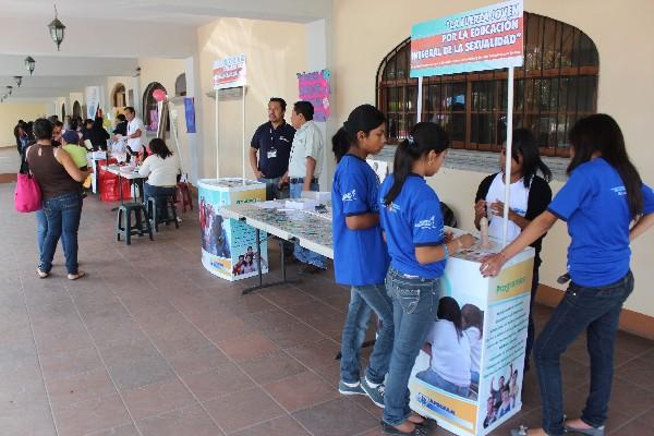 Jóvenes acuden a la feria informativa sobre VIH que se organizó en Chimaltenango.