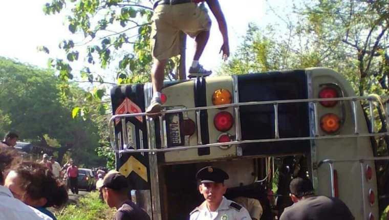 Socorristas trabajan en el rescate de personas atrapadas dentro del bus. (Foto Prensa Libre: CBV)