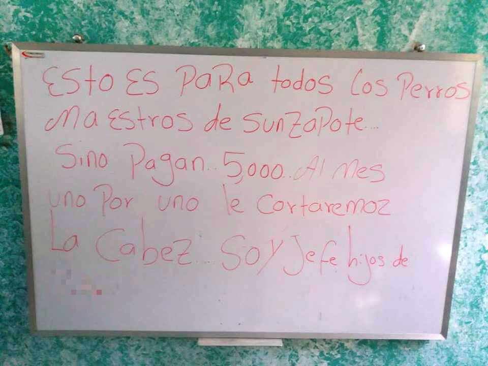 Los delincuentes amenazan a maestros de la escuela de Sunzapote, Cabañas, Zacapa, a través de un mensaje escrito en un pizarrón. (Foto Prensa Libre: Mario Morales)