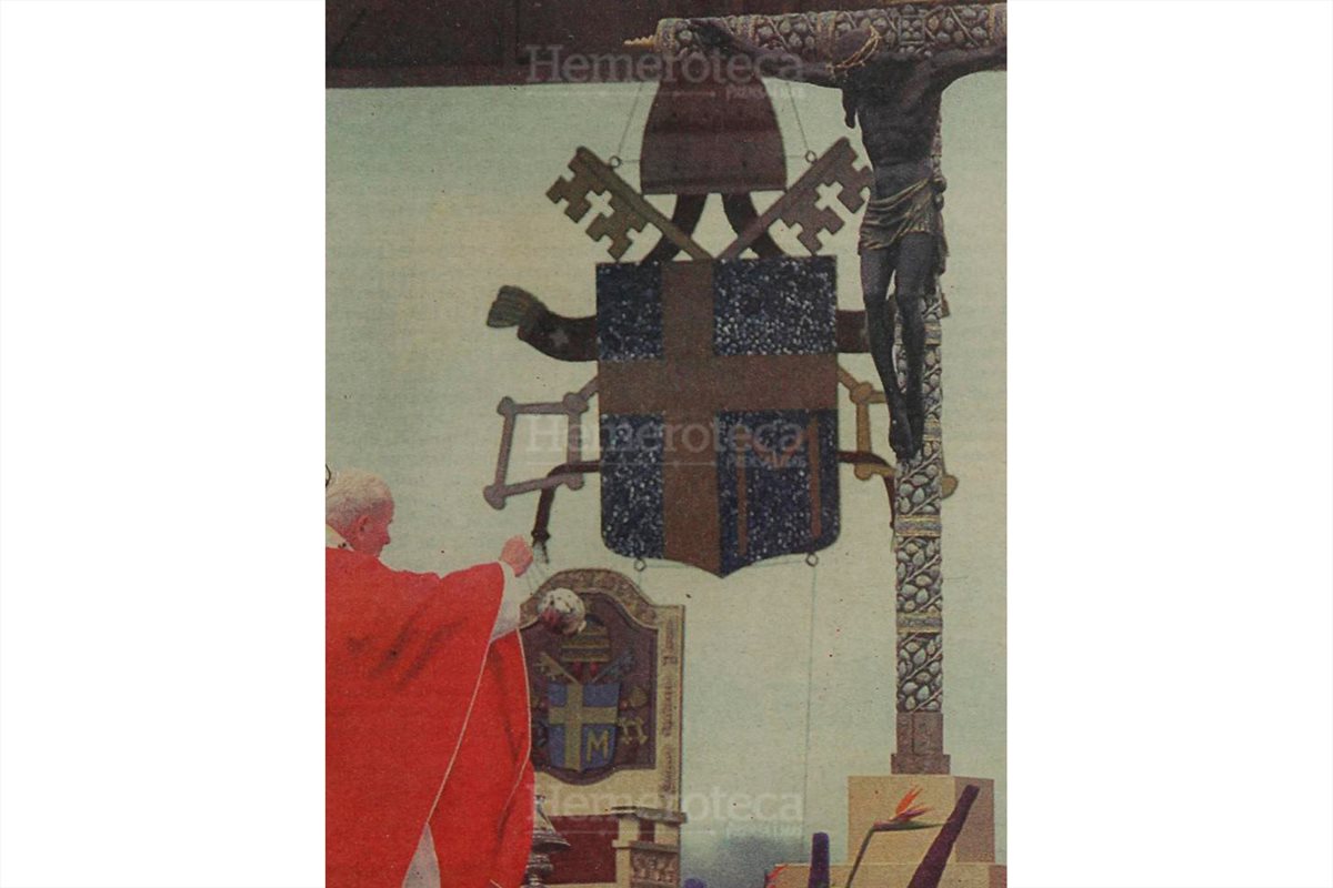 El Papa Juan Pablo II ofició una misa en el Valle María de Esquipulas a la cual acudieron miles de feligreses para celebrar el IV centenario del Cristo Negro. 6/2/ 1996. (Foto: Hemeroteca PL)
