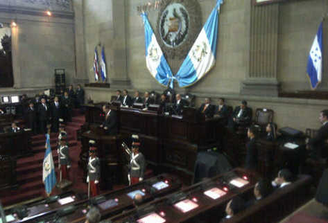 El Congreso celebra una sesión solemne para conmemoran el 28 aniversario de la Constitución. (Foto Prensa Libre: Verónica Gamboa)