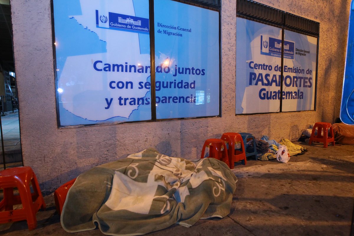 Los vendedores de lugares utilizan bancos y ropa para apartar los espacios. (Foto Prensa Libre: Álvaro Interiano).