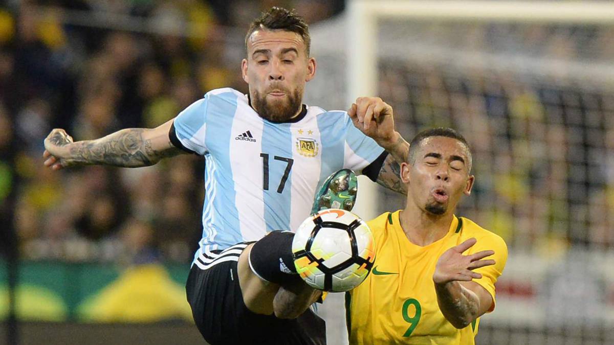 El argentino Nicolás Otamendi lesionó al brasileño Gabriel Jesús, su compañero en el Mánchester City, durante un amistoso entre Argentina y Brasil. (Foto Prensa Libre: AFP)