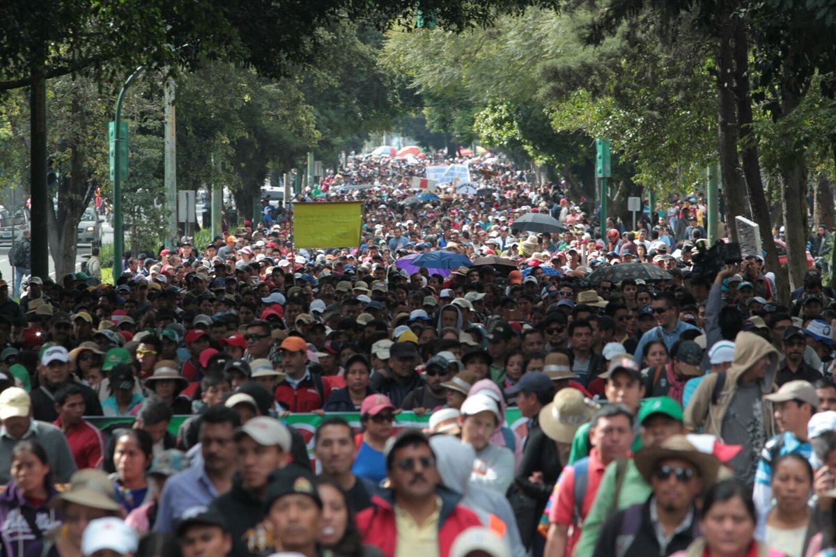 Unos cinco mil maestros del país llevan a cabo una marcha en demanda de 11 peticiones al gobierno y autoridades de Educación. (Foto Prensa Libre: Erick Ávila)