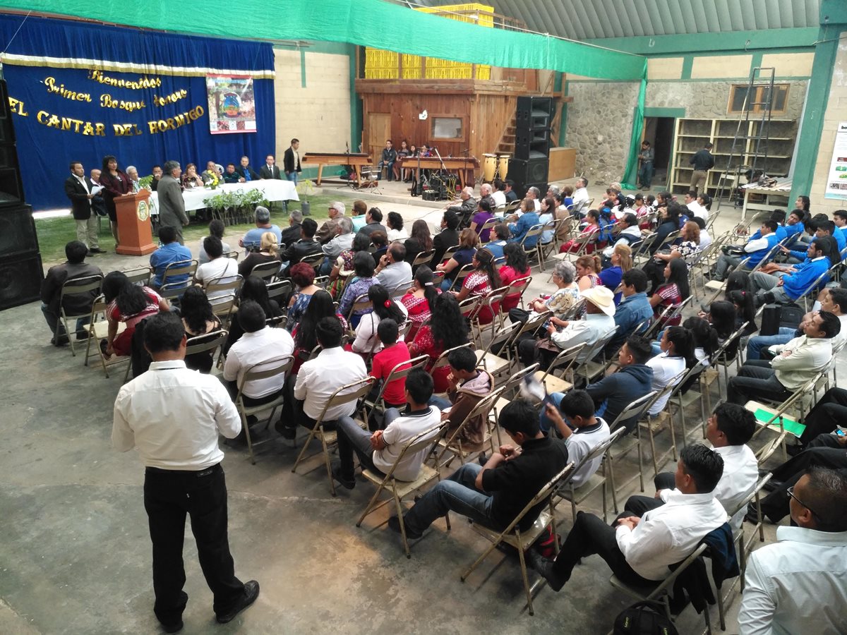 Autoridades y compositores guatemaltecos fueron reconocidos en un evento previo a la reforestación del bosque sonoro, en San Andrés Semetabaj, Sololá (Foto Prensa Libre: Ángel Julajuj)