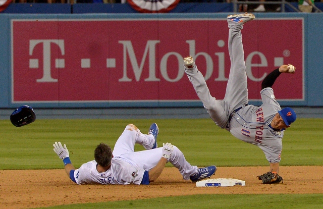 Chase Utley en la jugada que lesiona al panameño Rubén Tejada. (Foto Prensa Libre: AP)