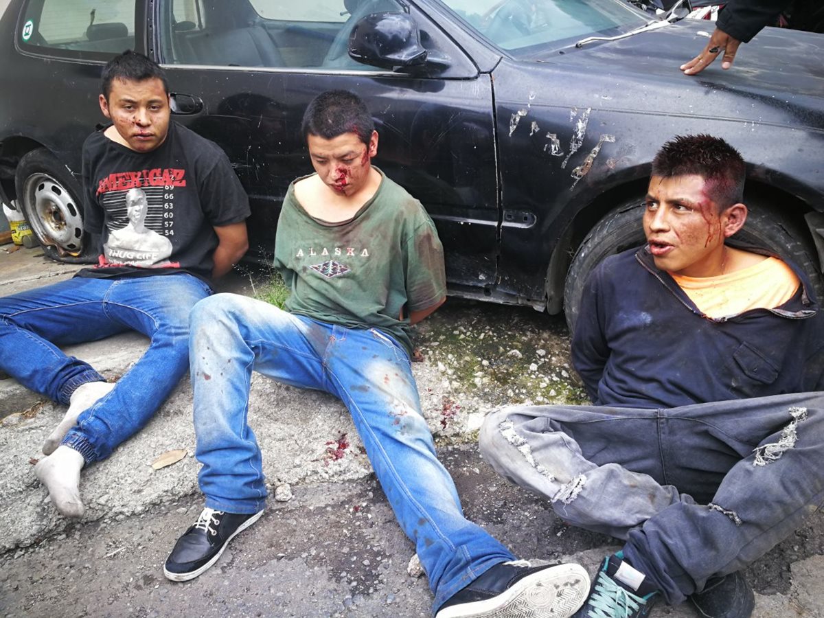 Los tres capturados son sindicados del homicidio de un hombre en un sector de Villa Lobos 2. (Foto Prensa Libre: Estuardo Paredes)