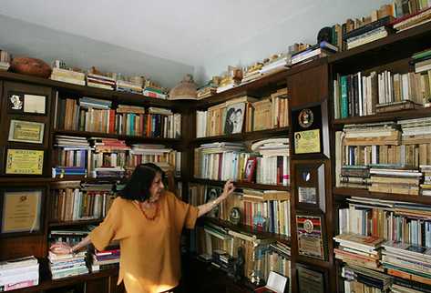 Luz Méndez de la Vega, en su biblioteca en 2008. (Foto Prensa Libre: Archivo)