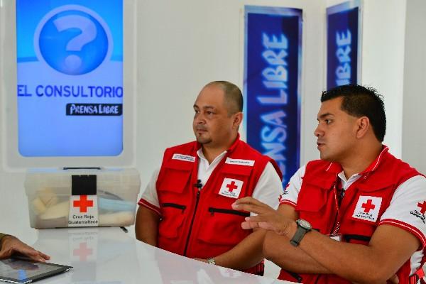 Personeros de la Cruz Roja de Guatemala dan recomendaciones de prevención.
