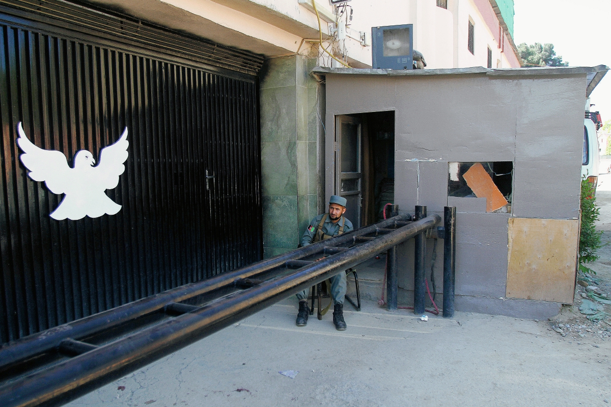 Policías afganos refuerzan la seguridad en el hotel Park Palace después de ser atacado por hombres armados en Kabul.(Foto prensa Libre:AP)