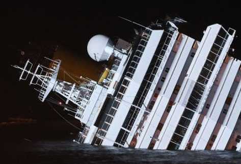 El Costa Concordia, semisumergido ante la isla de Giglio. (Foto Prensa Libre: AFP)