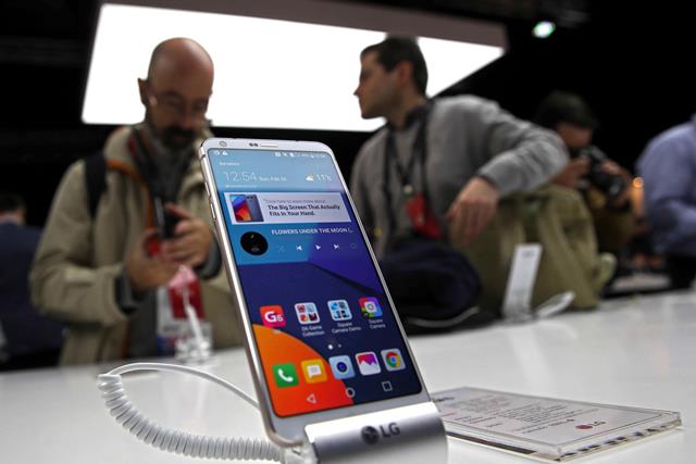 LG expone en el Congreso Mundial de Móviles su nuevo G6. Es un Android metálico sumergible con doble cámara y pantalla de 5.7 pulgadas. (Foto Prensa Libre: EFE)