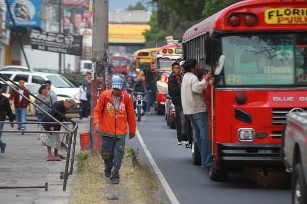 Residentes de El Milagro, San Francisco y San José Las Rosas,  entre otras colonias de Mixco,  caminan para  llegar a La Florida, en donde  consiguen abordar autobuses.