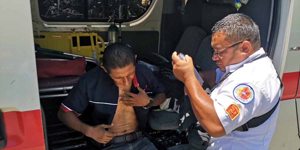 Un socorrista atiende a uno de los heridos por el percance en la ruta a El Salvador, km 77. (Foto: CVB)