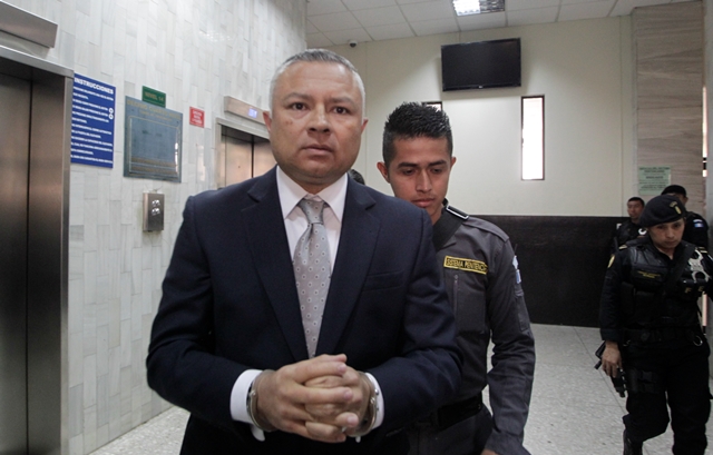 Estuardo González previo a declarar ante el Juzgado de Mayor Riesgo B. (Foto Prensa Libre: Edwin Bercián)