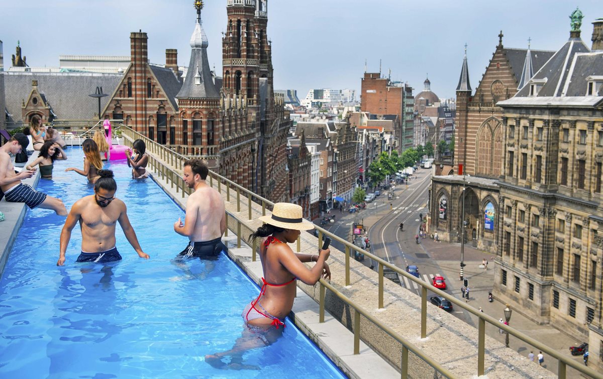 Los holandeses buscan refrescarse de cualquier forma, ante la ola de calor. (Foto Prensa Libre: EFE)