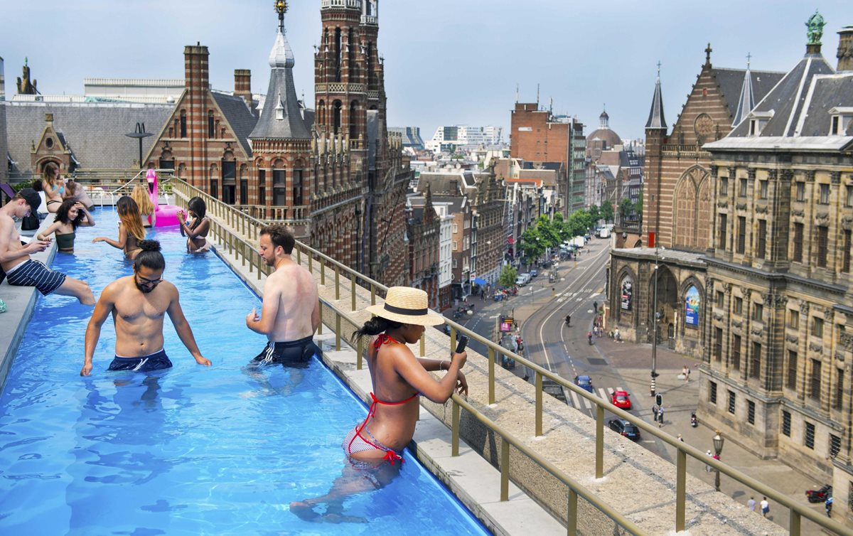 Los holandeses buscan refrescarse de cualquier forma, ante la ola de calor. (Foto Prensa Libre: EFE)