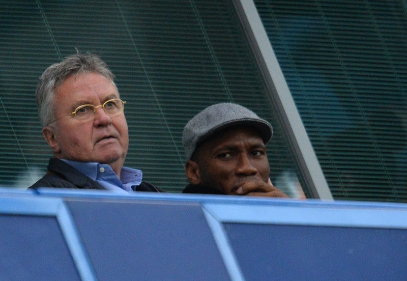 Hiddink y Didier Drogba, observando el partido entre el Chelsea y Sunderland este sábado. (Foto Prensa Libre: AFP)