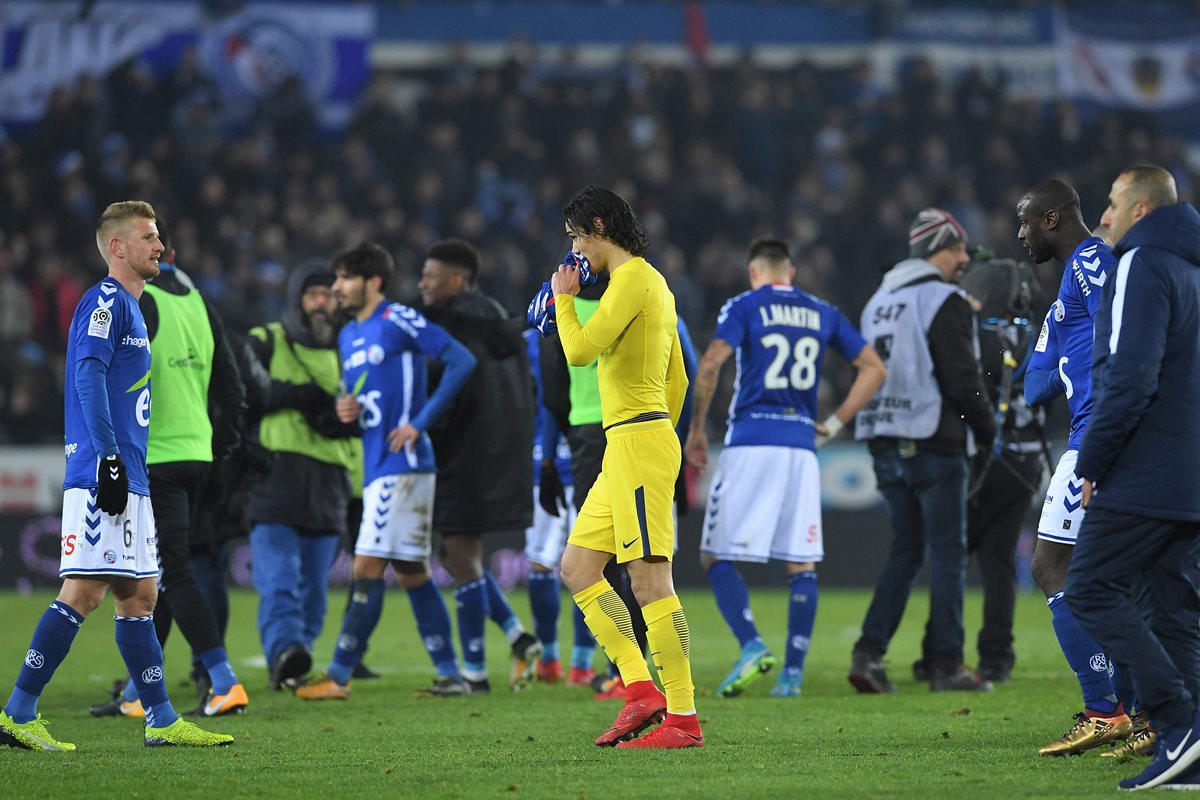 Edinson Cavani se muestra desilusionado luego de la derrota frente al modesto Estrasburgo. (Foto Prensa Libre: AFP)