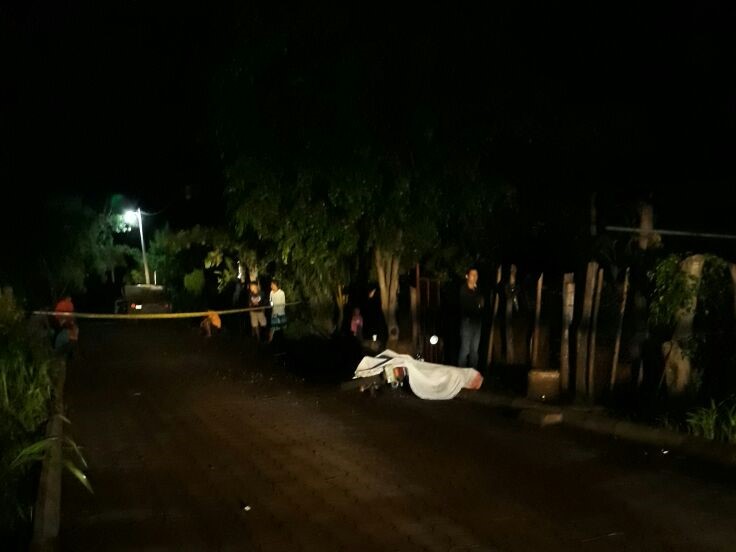 El concejal cuarto de Pasaco, Jutiapa, Carlos Abraham Escobar, fue ultimado frente a su vivienda. (Foto Prensa Libre: Hugo Oliva)