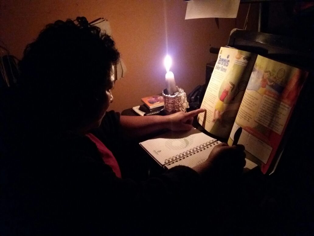 Pobladores afectados utilizan candelas para iluminar sus hogares. (Foto Prensa Libre: Víctor Chamalé)