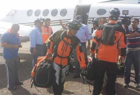 Foto del Twitter del presidente de Honduras @JuanOrlandoH muestra el arribo de los socorristas guatemaltecos.