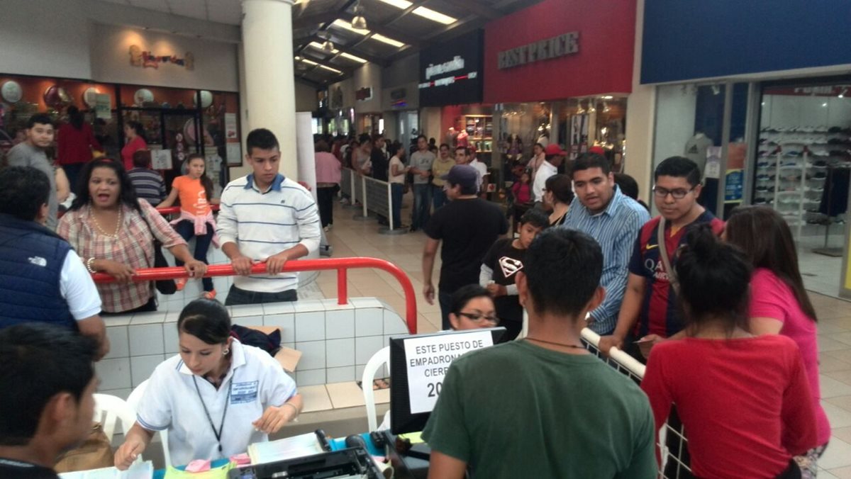 Vista de un centro de empadronamiento en el centro comercial Peri Roosevelt. (Foto: Erick Avila)