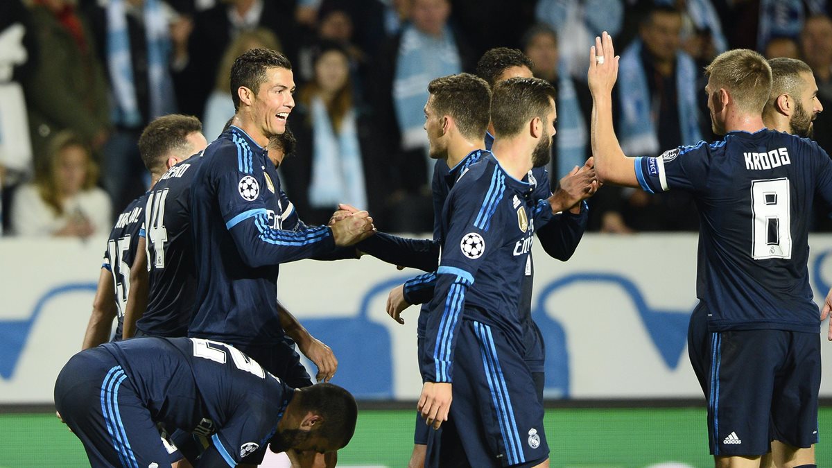 Los jugadores del Real Madrid felicitan a Cristiano Ronaldo luego de abrir el marcador al minuto 29. (Foto Prensa Libre:AFP)