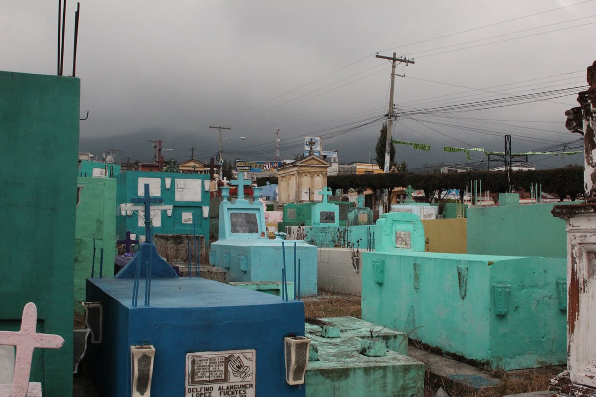 Vecinos aseguran que en el Cementerio General de la cabecera de San Marcos ya no hay espacio.(Foto Prensa Libre: Aroldo Marroquín)