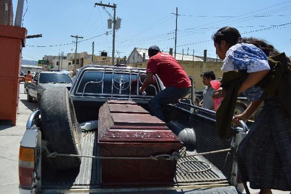 Féretro de    Domingo Morales, quien fue linchado en Aguacatán, Huehuetenango.