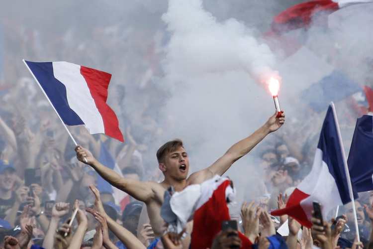 La gente explota en alegría tras ver el marcador final y dando como ganador a Francia.