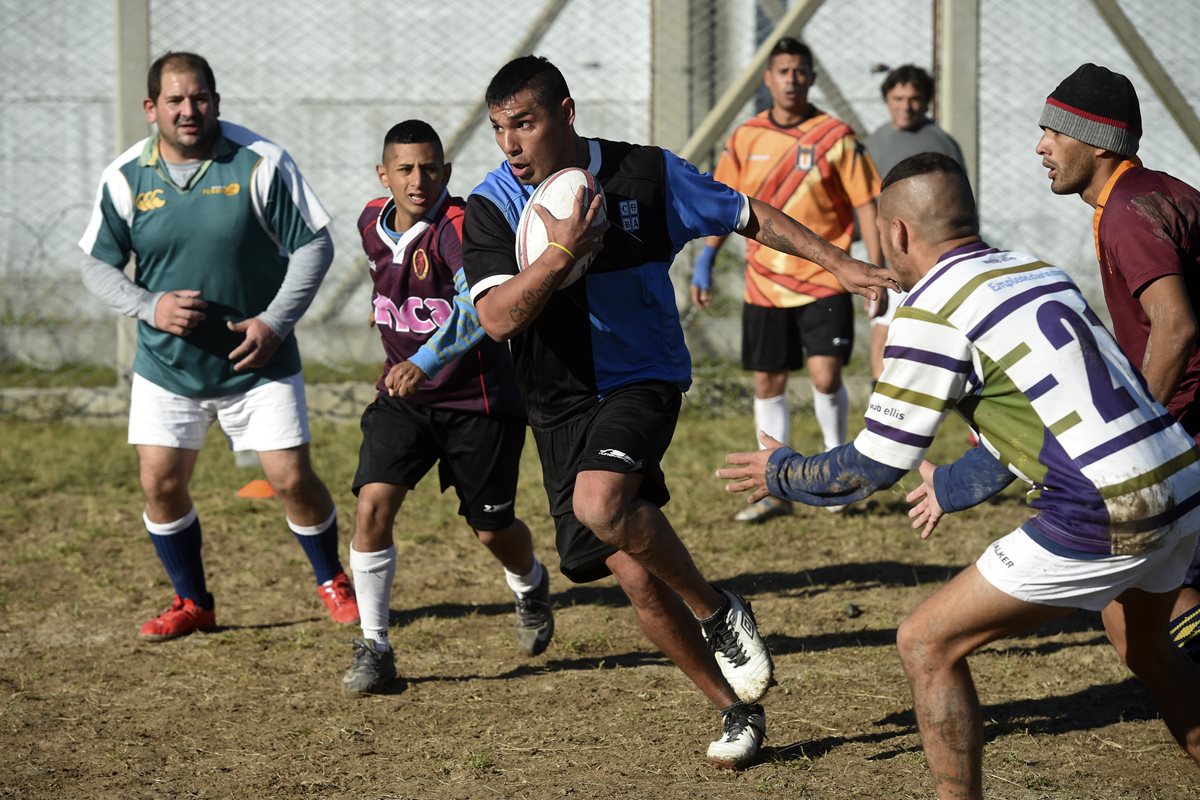 Los presos de una cárcel en Argentina practican rugby como un método de distracción y recreación. (Foto Prensa Libre: AFP)