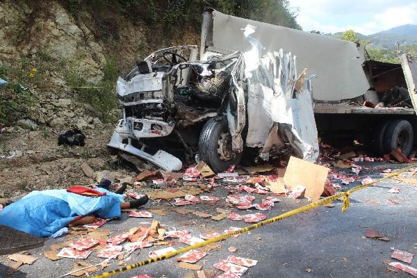 camión conducido por salvadoreño quedó destruido.